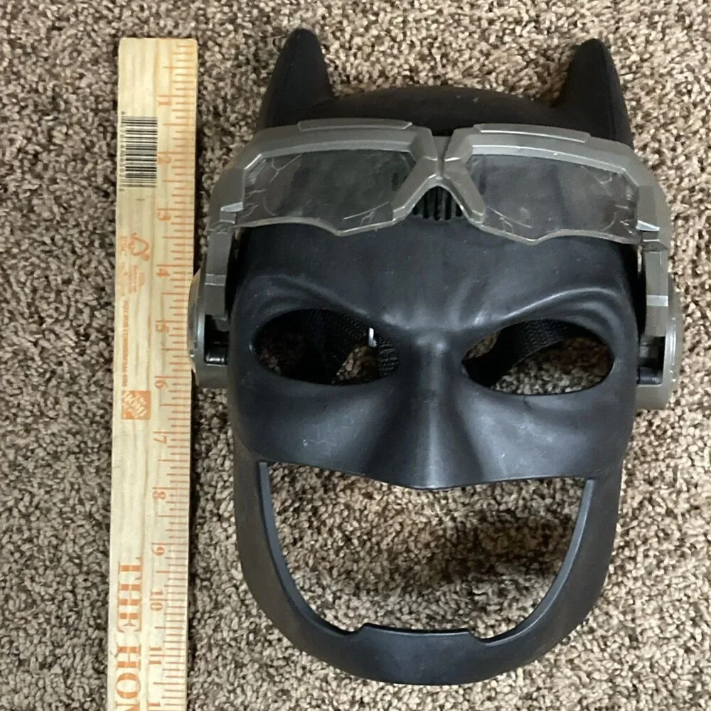 Mattel DC Batman Voice Changing Tactical Helmet Mask Costume Light Up Glasses
